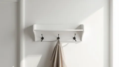 Biały wieszak z półką do przedpokoju