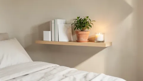 półka za łóżkiem w sypialni